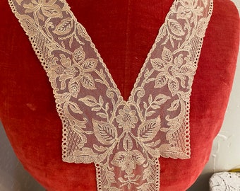 Antique lace collar of embroidered cotton netting 1920s