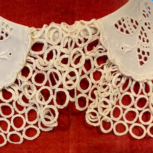 Puede incluir: Collar de encaje blanco con borde festoneado y un delicado patr&oacute;n de c&iacute;rculos y hojas.