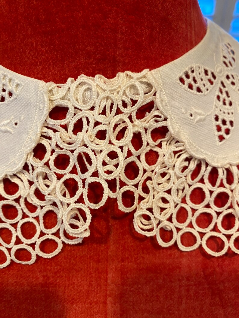 Puede incluir: Collar de encaje blanco con borde festoneado y un delicado patr&oacute;n de c&iacute;rculos y hojas.