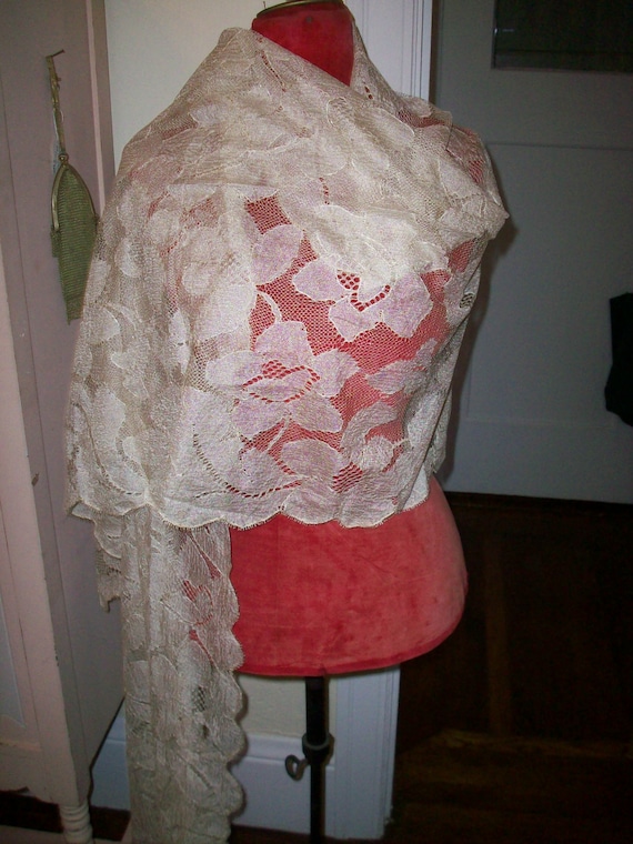 Gorgeous shawl antique Blonde lace ivory color - image 8