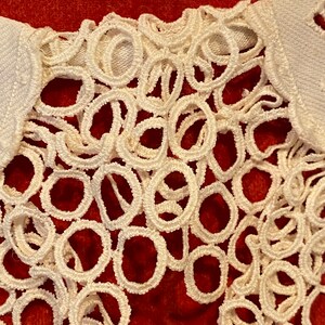 Puede incluir: Borde de encaje blanco tejido a crochet con un delicado patr&oacute;n de peque&ntilde;os c&iacute;rculos. El encaje es suave y aireado, y ser&iacute;a perfecto para agregar un toque de elegancia a cualquier proyecto.