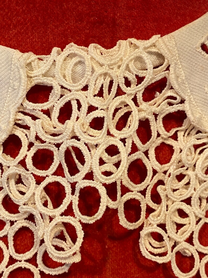 Puede incluir: Borde de encaje blanco tejido a crochet con un delicado patr&oacute;n de peque&ntilde;os c&iacute;rculos. El encaje es suave y aireado, y ser&iacute;a perfecto para agregar un toque de elegancia a cualquier proyecto.