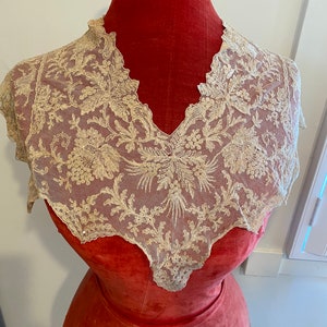 Antique full lace collar/capelet of embroidered cotton netting 1910s to 1920s