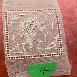 Muestra de camafeo con bordado de encaje figurativo antiguo