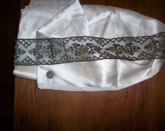 20" long x 3 1/4" wide metal/silk lace gold