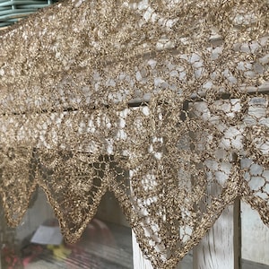 以下が含まれることがあります： 金色の金属製のクロシェレーストリムで、縁が波打っています。レースは繊細で複雑で、細かいメッシュパターンになっています。