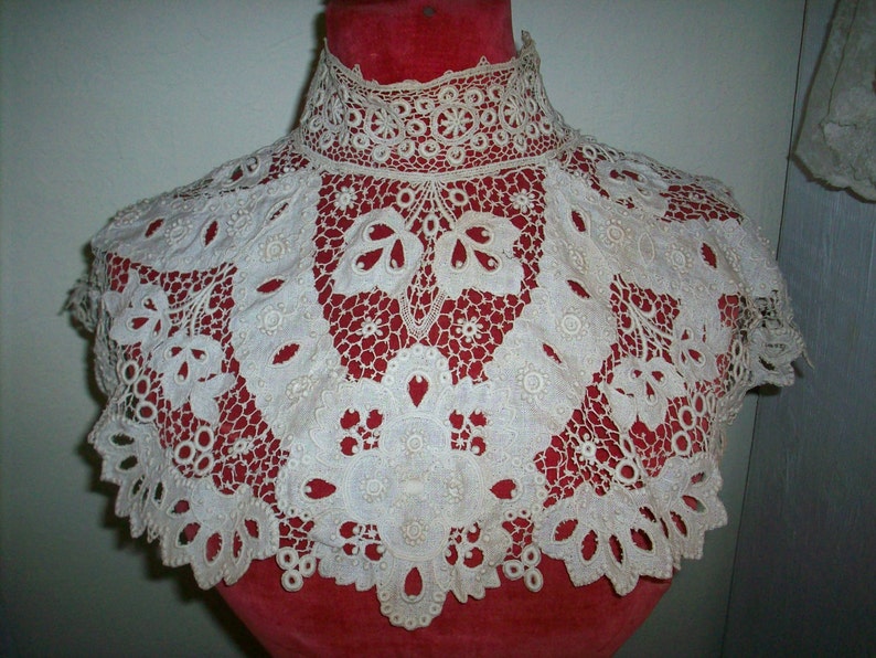 Breathtaking Collar 1800s antique lace embroidered ivory  color