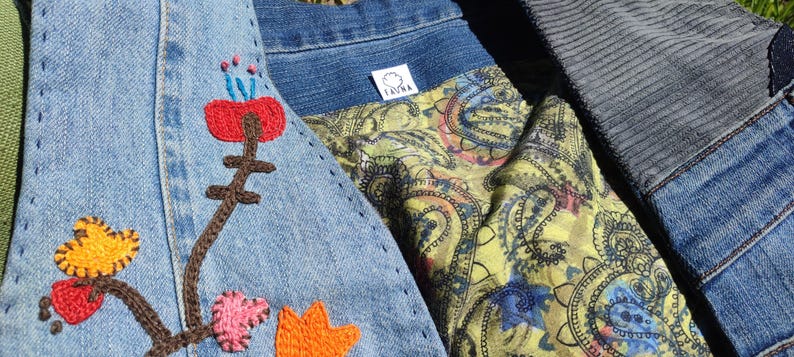 Colete de ganga upcycled bordado à mão feito com calças de ganga ...