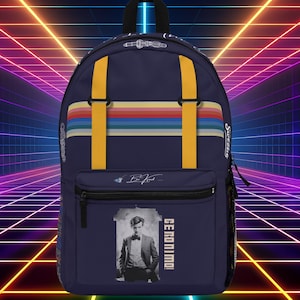 Op de afbeelding: Marineblauwe rugzak met gele bandjes en een veelkleurig streepontwerp. Voorzien van een zwart-wit afbeelding van een man en het woord "GERONIMO!". Inclusief een zwarte rits en een zwart handvat.