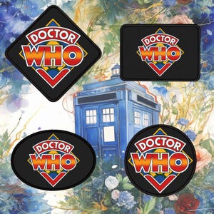 Puede incluir: Cuatro parches de tela negra con las palabras "Doctor Who" en letras amarillas, rojas y blancas sobre un fondo en forma de diamante. Los parches son de diferentes formas y tamaños.