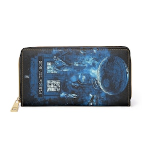 Cartera con cremallera inspirada en Doctor Who, estilo TARDIS grunge con villanos clásicos, ideal para fans de Doctor Who.