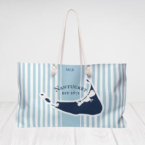 Bolso tote playero de rayas azules con el mapa de Nantucket, asas de cuerda. Bolso de viaje con monograma personalizado. Bolsa de fin de semana extragrande. Regalo personalizado.