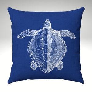 Meeresschildkröte in navy. Kissen und Bezug. Quadratisches Kissen aus gesponnenem Polyester