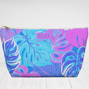 Borsa per palme in blu e rosa, custodia per accessori con fondo a T personalizzata. Borsa da toilette cosmetica, organizzatore di viaggi. Damigella d&#39;onore, regalo su misura
