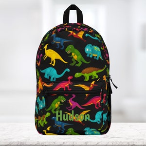 Dinosaurier-Rucksack in blau, rot, grün und schwarz. Personalisierter Rucksack 18 &quot;x 13 &quot;x 5&quot; (hergestellt in den USA) Kostenloser Versand.