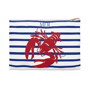Roter Accessoire Beutel mit Karabiner, blau-weiß gestreifter Beutel. Personalisierte Tasche in den Größen 13 x 20 cm und 20 x 30 cm.