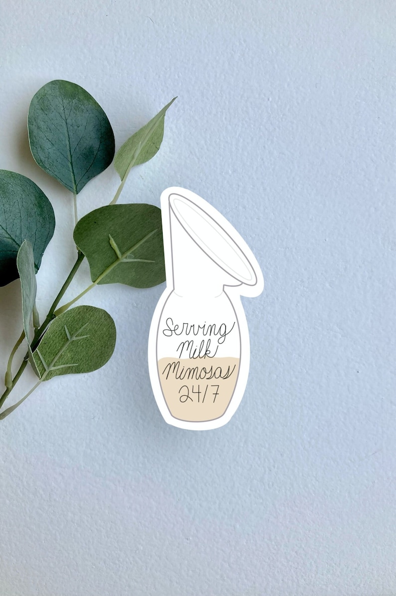 K&ouml;nnte beinhalten: Ein wei&szlig;er Aufkleber mit einer Zeichnung einer Milchpumpe. Die Pumpe ist mit einer hellbraunen Fl&uuml;ssigkeit gef&uuml;llt und tr&auml;gt den Text "Serving Milk Mimosa's 24/7".