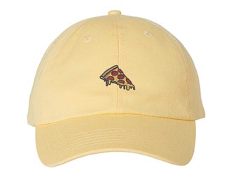 Puede incluir: Una gorra de béisbol amarilla con una pequeña imagen bordada de una rebanada de pizza en la parte delantera.
