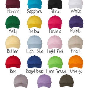 Op de afbeelding: Een verzameling van 18 baseballpetten in verschillende kleuren, waaronder maroon, saffier, zwart, wit, kelly groen, geel, fuchsia, paars, boter, lichtblauw, lichtroze, kaki, rood, koninklijk blauw, limoengroen, oranje, grijs, lavendel en olijf.