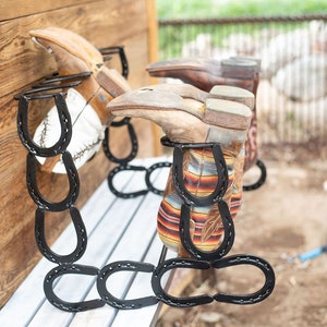 Rack para botas em ferradura - Rack para botas - Seis pares de botas - Arte em ferradura - Decoração em ferradura - Rack para botas rústicas - Rack para botas pretas - Decoração rústica
