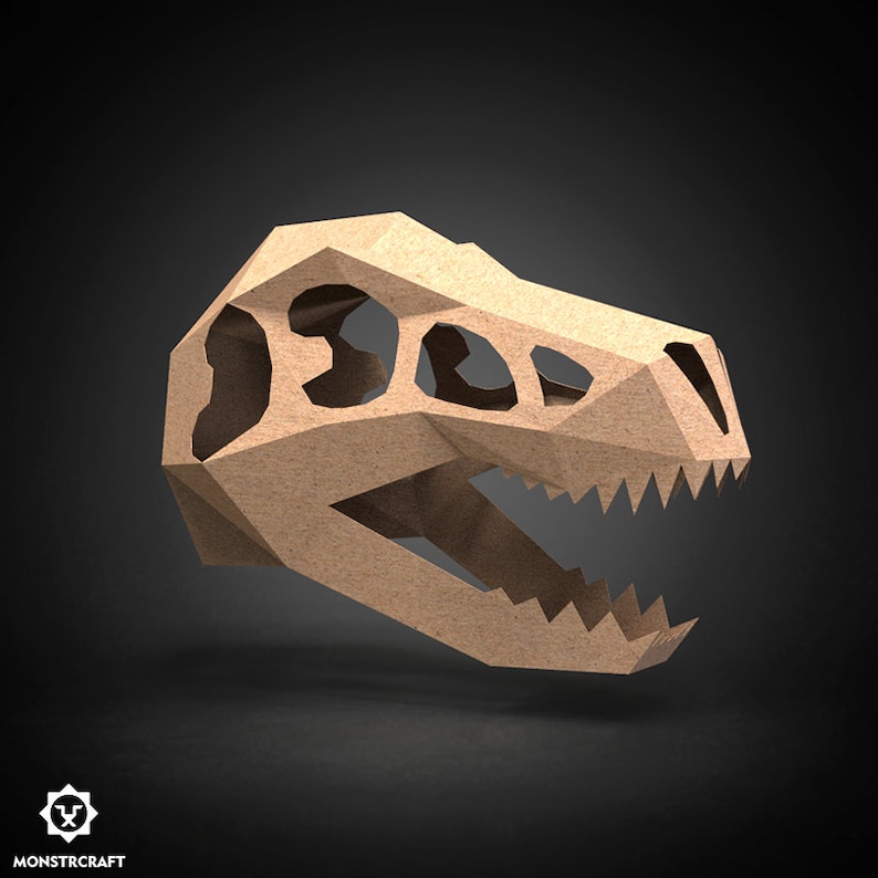 Puede incluir: Un modelo de cr&aacute;neo de dinosaurio de papel marr&oacute;n con un dise&ntilde;o detallado de boca abierta. El cr&aacute;neo est&aacute; hecho de cart&oacute;n y tiene una superficie texturizada.