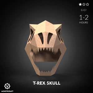 Puede incluir: Un modelo de papel de cr&aacute;neo de T-Rex de cart&oacute;n marr&oacute;n. El modelo est&aacute; ensamblado y listo para ser exhibido. El modelo est&aacute; clasificado como f&aacute;cil y tarda de 1 a 2 horas en ensamblarse.