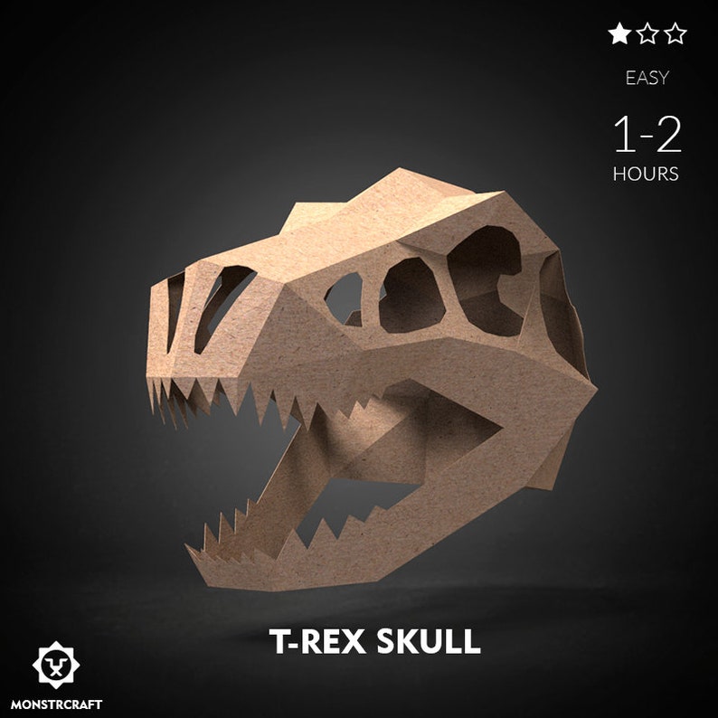 Puede incluir: Un modelo de cr&aacute;neo de T-Rex de cart&oacute;n marr&oacute;n. El modelo est&aacute; hecho de papel y est&aacute; dise&ntilde;ado para ser ensamblado. El modelo es f&aacute;cil de ensamblar y tarda de 1 a 2 horas en completarse. T-Rex Skull.