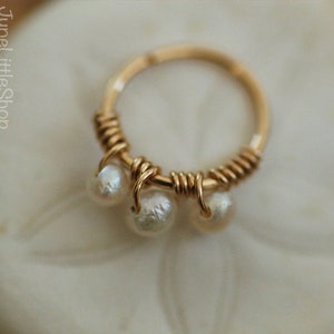 Petit cerceau rempli d'or 14 carats Perle d'eau douce blanche Cartilage, Helix, Tragus