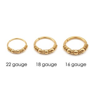 Orecchino a cerchio con perline placcate in oro – Gioiello minimalista per piercing all'elice immagine 3