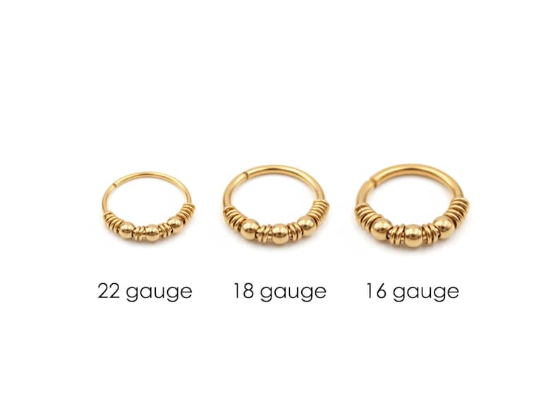 Orecchino a cerchio con perline placcate in oro – Gioiello minimalista per piercing all'elice immagine 3