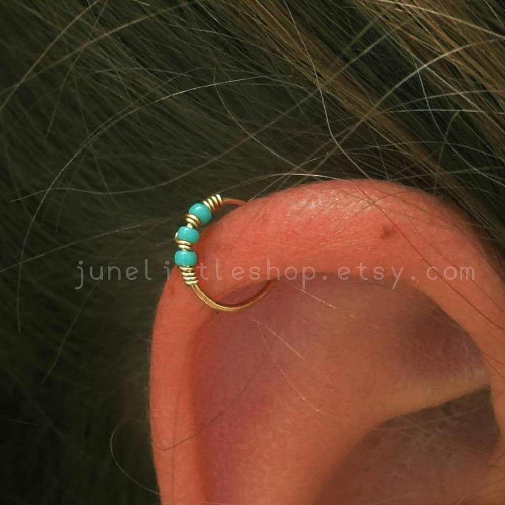 Pendiente de aro Helix chapado en oro de 14 k Turquesa Helix Anillo de plata Helix Aro de helix envuelto en oro con cuentas de turquesa Anillo de heli
