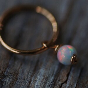 Boucle d'oreille opale de calibre 24/22/20/18, hélice de cartilage cerceau opale blanc bleu rose argenté, petite boucle d'oreille or, petits cerceaux, petit cerceau opale