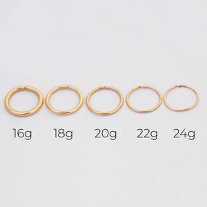Orecchino a cerchio con perline placcate in oro – Gioiello minimalista per piercing all'elice immagine 12