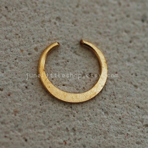 Anello finto setto martellato in oro, piercing finto setto, NON RICHIEDE PIERCING, trago finto, elica finta, orecchino finto cartilagine