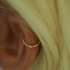 Winzige dünne gold Hoop Ohrring mit winzige Kugel gold filled silber sterling, Knorpel, endlos, nahtlose, weniger Haken, tragus, wendel, nasenring