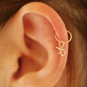 Kleine kraakbeenoorbel, gouden strik helix hoepel, kleine zilveren strik hoepel oorbellen, strik sieraden oorbel, kleine kraakbeen oorbel