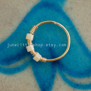 Piercing de nariz branco, argola de nariz branca, anel de cartilagem preta, brinco de cartilagem de hélice branca, argola de hélice preta, piercing branco, tragus branco