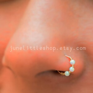 Anneau de nez en opale minuscule de 2 mm, opale blanche, anneau de nez en opale minuscule en or, piercing hélicoïdal, cerceau de cartilage de calibre 22, cerceau de narine, bijoux en opale, hélice