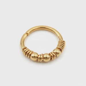 Orecchino a cerchio con perline placcate in oro – Gioiello minimalista per piercing all'elice immagine 2