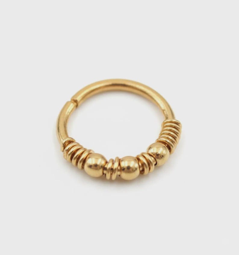 Orecchino a cerchio con perline placcate in oro – Gioiello minimalista per piercing all'elice immagine 2