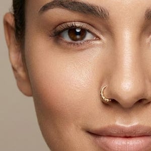 Orecchino a cerchio con perline placcate in oro – Gioiello minimalista per piercing all'elice immagine 6