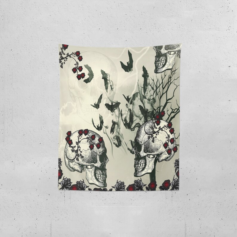 Puede incluir: Un tapiz con un dise&ntilde;o de Halloween espeluznante con calaveras, murci&eacute;lagos y rosas. Las calaveras est&aacute;n rodeadas de rosas rojas y murci&eacute;lagos volando en un fondo brumoso.