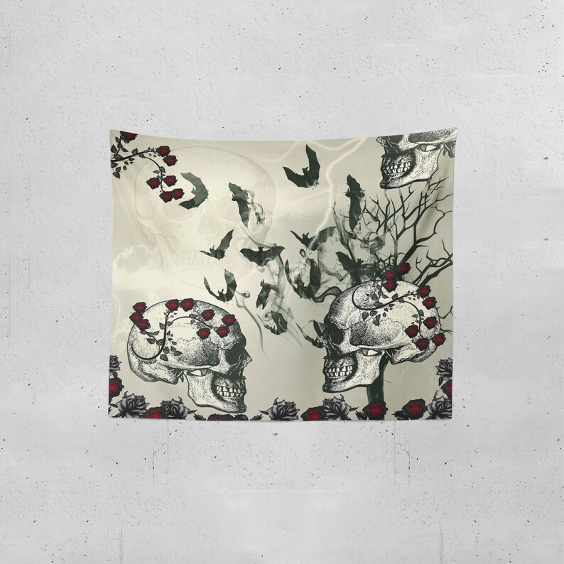 Puede incluir: Un tapiz con un fondo beige con dos calaveras en blanco y negro adornadas con rosas rojas. Las calaveras est&aacute;n rodeadas de murci&eacute;lagos y una rama de &aacute;rbol. El tapiz tiene una est&eacute;tica g&oacute;tica vintage.