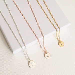 Delicado collar de regalo para ella, collar con inicial personalizado, regalo del día de la madre para mamá, hermana, collar de plata, colgante de oro, regalos de cumpleaños