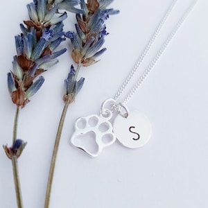 Collar con colgante de inicial y dije de pata de plata, regalo conmemorativo para mascotas, regalo para amantes de los perros, regalo para dueños de gatos, regalo de cumpleaños para amigos, regalo familiar para mamá