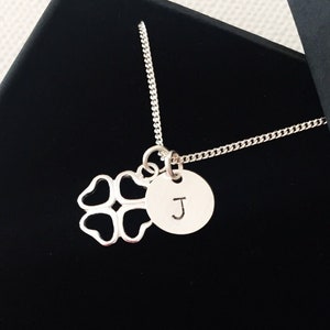 Srebrny naszyjnik z koniczynką, talizman na szczęście, naszyjnik z inicjałem, biżuteria personalizowana, prezent świąteczny dla niej, wyjątkowy prezent, powodzenia, prezent dla mamy,