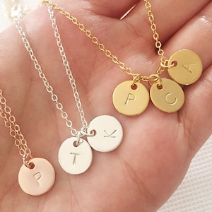 Delicado collar con letras, regalo de Navidad para ella, collar para madre e hija, idea de regalo para novia, regalo de graduación para hija, regalo conmemorativo para la familia