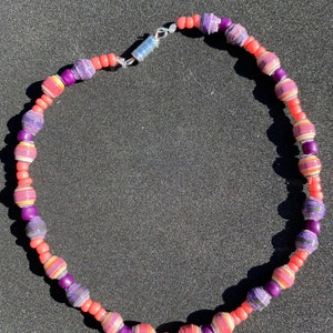 Roze en paarse papieren kralen enkelband of groot formaat armband met roze en paarse glazen accentkralen