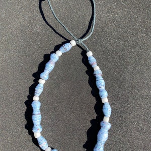 Bracciale a filo singolo regolabile con perline di carta blu con perline in vetro bianco