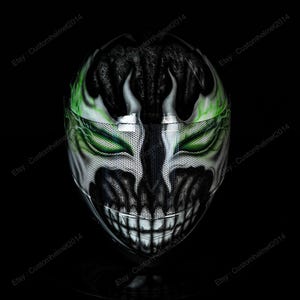 Puede incluir: Un juego de tres tazas de cerámica con un acabado mate moteado. Las tazas son en tonos crema, gris claro y gris oscuro. Cada taza tiene un diseño simple y minimalista, ideal para café o té.